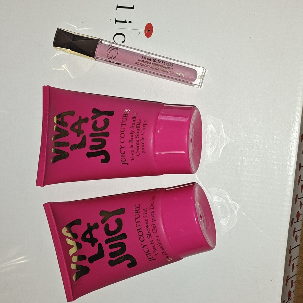Viva La Juicy Shower Gel And Body Souffle